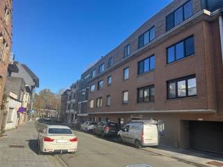 <p><span> </span></p><p><span>Centraal gelegen appartement in Oudenaarde</span></p><p><span> </span></p><p><span>Ontdek dit charmante appartement, ideaal gelegen in het bruisende centrum van Oudenaarde. </span></p><p><span>Dankzij de centrale ligging bevinden winkels, horeca, openbaar vervoer en het station zich op wandelafstand. </span></p><p><span>Het appartement bevindt zich in een verzorgde residentie en biedt een aangename combinatie van comfort en praktisch wonen. </span></p><p><span>De lichtrijke living geeft rechtstreeks toegang tot een ruim zuidgericht terras, ideaal om te genieten van rustige momenten buiten. <br />Aansluitend bevindt zich de keuken.</span></p><p><span>Verder beschikt het appartement over een douchekamer, een afzonderlijk toilet en twee volwaardige slaapkamers.</span></p><p><span>Extra troef is de ondergrondse staanplaats en de ruime bergruimte, die perfect kan dienen als hobbyruimte of wasplaats.</span></p><p><span> </span></p><p><span>Dit appartement is perfect voor starters, singles, koppels of als slimme investering.</span></p><p><span> </span></p><p><span>Neem contact op via jurgen@immodhondt.be </span></p>