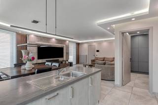 Gebouwd in 2019, 210 m2 bewoonbaar, een EPC van 48 kWh/m2 en ventilatiesysteem D: deze woning in het centrum van Essen vraagt geen enkele investering en valt niet onder de renovatieverplichting. U zet uw meubels erin en woont.<br /><br />De open leefruimte en keuken vormen samen het hart van het huis: lichtrijk, modern afgewerkt, met een keuken voorzien van alle comfort, ruime kastruimte en een ontbijttoog. Aansluitend een aparte berging/wasplaats met ingewerkte plaats voor wasmachine en droogkast, een apart gastentoilet met<br />handenwasser, en een volwaardige bureauruimte — ideaal als thuiswerkplek of vijfde kamer.<br /><br />De eerste verdieping telt drie volwaardige slaapkamers, een badkamer met ligbad en dubbel wandmeubel, een apart toilet en een aparte berging/dressing. De volledige tweede verdieping is ingericht als master bedroom met ingemaakte kasten — een eigen niveau voor uzelf.<br /><br />Buiten: een volledig omheinde tuin met automatische poort, een terras met zonnescherm en een overdekte lounge waar u het hele seizoen kunt zitten. Plus een eigen autostaanplaats.<br />Winkels, scholen en openbaar vervoer op wandelafstand. Watertoets gebouwscore A en perceelscore A<br />— niet gelegen in overstromingsgevoelig gebied.<br /><br /><br />Troeven:<br />- Hoogwaardige materialen: Consequent gebruik gemaakt van exclusieve, natuurlijke materialen die harmonieus door de gehele woning terugkomen.<br />- Uiterst energiezuinig: Gunstig EPC (E29) met uitstekende isolatiewaarden. Hoogwaardige raambekleding & zonwering:<br />- Buitenzijde: Zwarte, niet-lichtdoorlatende screens/rolluiken, volledig Somfy-gestuurd.<br />- Binnenzijde: Exclusieve, op maat gemaakte Luxaflex Shades.<br />- Luxe terras & buitenleven: Gezellig terras met een premium Harol zonnescherm (meest luxe uitvoering met geïntegreerde LED-verlichting, Somfy-bediend), een sfeervolle lounge en een ruim, op maat gemaakt tuinhuis.<br />- Uitstekende beveiliging: Geavanceerd alarmsysteem voorzien van zowel binnen- als buitenbewaking.<br />- Privacy & Veiligheid: Volledig omheind met een onderhoudsvrije aluminium schutting en afgesloten via een automatische, elektrische poort.<br />- Duurzaam & Technisch hoogstaand: Uitgerust met 10 zonnepanelen, ventilatiesysteem D, waterontharder met drukverhoger en een 10.000L regenwaterput (aangesloten op toiletten en buitenkraan).<br />- Parkeergelegenheid: Inclusief private autostaanplaats.<br />- Toplocatie: Rustig en toch zeer centraal gelegen op wandelafstand van openbaar vervoer, winkels en scholen.<br /><br />(ver-)Kopen of (ver-)huren in Kalmthout, Essen en omstreken?<br />Met vragen kan u altijd bij ons terecht! <br />Dewaele Vastgoed Kalmthout<br /><br />Bestuursmaatregelen in het maatregelenregister: nee
