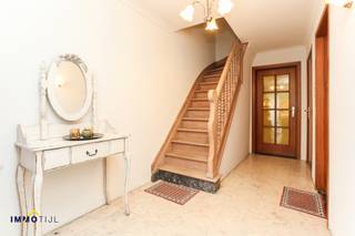 Instapklare woning nabij centrum met garage!Op wandelafstand van Buggenhout-centrum en station, en tevens vlakbij den Dries in Opdorp, vind je deze...