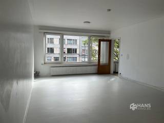<p><span>Ruim appartement met 2 slaapkamers in Deurne. Dit charmante 2 slaapkamer appartement op de 1st verdieping combineert karakter met basis comfort. Het is voorzien van een basis afwerking maar volledig instapklaar. De woning is goed in orde en voorzien van dubbele beglazing en recente ketel, wat zorgt voor een rustig en energiezuinig woongevoel.</span></p><p><span> </span></p><p><span>De gezellige leefruimte geniet van veel licht en een ruimtelijk gevoel. De basis uitgeruste keuken sluit mooi aan op de buitenruimte, ideaal om even te ontspannen. De slaapkamers bieden voldoende ruimte en comfort met aansluitend het terras.</span></p><p><span> </span></p><p><span>Het appartement beschikt over centrale verwarming op gas, met individuele meters voor gas en elektriciteit en water. De algemene kosten bedragen slechts €15 per maand. </span></p><p><span> </span></p><p><span>Topligging in een leuke buurt van Deurne, met winkels, openbaar vervoer en parken op wandel- en fietsafstand. Een ideale woonst voor wie houdt van licht, ruimte en een vlotte bereikbaarheid</span></p><p><span> </span></p>