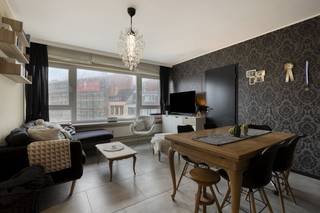 Cet appartement d'une chambre prêt à emménager avec terrasse à vendre à Anvers est situé dans un immeuble résidentiel réputé au troisième étage et dispose d'une surface habitable de 56 m². Disposition :- Hall d'entrée- Salon spacieux- Cuisine- Chambre avec accès à la terrasse- Salle de bain avec douche à l'italienne, lavabo, toilettes et raccordement machine à laver- Terrasse- Rangement au sous-solAvantages :- Appartement d'angle- Étiquette EPC B- Beaucoup de potentiel- Concierge dans l'immeubleIdéal comme appartement de départ ou comme investissement.L'appartement est proposé à la vente au prix demandé de 219 000 eurosVous êtes intéressé par un appartement ou une maison à vendre à Anvers ? N'hésitez pas à nous contacter. Si vous souhaitez proposer votre propre propriété à la vente, veuillez nous contacter pour une estimation gratuite, par téléphone au 03/206.76.76 ou par e-mail à antwerpen@dewaele.com.Vous pouvez également toujours vous adresser à nous pour toutes autres questions concernant l'immobilier, l'achat ou la vente !