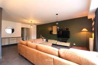 Bent u op zoek naar een gelijkvloers appartement met twee slaapkamers, grote tuin én garage? Lees en kijk dan snel even verder!<br />Dit appartement is ideaal gelegen, in het centrum van Haasdonk. Scholen, winkels en het openbaar vervoer zijn vlakbij. Dit appartement heeft een bewoonbare oppervlakte van 112 m2. Dit appartement heeft een grote tuin (incl. terras) waar m'n gezellig kan vertoeven met familie en vrienden. Dit appartement heeft aansluitend een garage, achteraan de tuin. De tuin beschikt tevens over een tuinhuis en een overdekt terras. <br />Indeling gelijkvloers:
Inkomhal met ingemaakte kasten en een gastentoilet. Ruime én lichtrijke leefruimte met open keuken. De keuken is volledig geïnstalleerd met kasten en toestellen. Ruime berging met aansluiting voor het wasmachine en de droogkast. Er is voldoende opbergruimte in de berging. Badkamer met ligbad, douche, dubbel lavabomeubel én toilet. Twee slaapkamers waarvan één slaapkamer met inloopdressing. Grote tuin (incl. terras) met achteraan een garage. De tuin beschikt tevens over een tuinhuis én een overdekt terras. <br />Dit prachtig appartement is beschikbaar vanaf 1 april 2026.
De gemeenschappelijke kosten zijn inbegrepen in de huurprijs. 