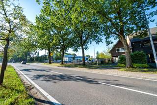 “Laat je niet afleiden door wat je ziet. Kijk naar de ruimte erachter.”<br />
<p>Ben je niet op zoek naar een woning waarin alles al voor jou werd gekozen, maar naar een plek die je volledig naar eigen hand kunt zetten? Dan is Steenweg op Mol 85 misschien precies het project dat je zoekt.<span></span></p>
<p>Deze halfopen woning uit 1960 staat op een compact perceel van 270 m² en biedt een verrassend interessante basis voor renovatie. De woning beschikt over verschillende met elkaar verbonden leefruimtes, een keuken met veel natuurlijk licht, twee slaapkamers, een badkamer en een garage. Ook buiten is er een eigen, groene buitenruimte.</p>
<p>Het interieur is gedateerd en de woning vraagt een grondige modernisering. Dat maken we niet mooier dan het is. Maar precies daardoor krijg je hier de vrijheid om indeling, materialen, technieken en energetische prestaties mee te nemen in één toekomstgericht renovatieverhaal.</p>
<p>De twee slaapkamers op de verdieping zijn bovendien behoorlijk bruikbaar van formaat. circa 19 m² en 16 m², aangevuld met een badkamer en nachthal. <span></span></p>
<p>Ook de technische toestand is duidelijk: de woning heeft EPC-label F met een energiescore van 681 kWh/m²/jaar en valt daardoor onder de renovatieverplichting. <span></span> De elektrische installatie is niet conform. <span></span> Het asbestattest beoordeelt de woning wel als asbestveilig.</p>
Geen woning voor wie morgen alleen zijn meubels wil binnenzetten. Wel een interessante basis voor wie vandaag al ziet wat het morgen kan worden.