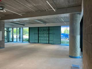Gelijkvloerse commerciële ruimte van +/- 138 m², gelegen in kantoorgebouw INFÍNITI te Berchem. Het gebouw bevindt zich op een strategische locatie vlak bij Station Antwerpen-Berchem. Dankzij de prominente hoekligging en grote raampartijen geniet de ruimte van veel natuurlijke lichtinval en uitstekende zichtbaarheid. De combinatie van een sterke commerciële uitstraling, goede bereikbaarheid en centrale ligging maakt dit een aantrekkelijke locatie voor diverse commerciële invullingen. Ook horecagelegenheden zijn toegestaan. Bovendien kan er een extra stockruimte van +/- 19m² bijgehuurd worden. <br /><br />EPC: X