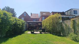 Ruime stadswoning, 2 slaapkamers, EPC-B en zonnepanelen.
Ruime inkomhal/bureel met een ingebouwde kastenwand en een apart gastentoilet. De leefkeuken met eiland is voorzien van alle toestellen en vloeit naadloos over in de eet- en zithoek achteraan. Grote raampartijen zorgen voor een natuurlijke lichtinval en een mooi zicht op de tuin. Opvallend is dat er ook een binnentuin is die extra licht bezorgd. Achter de woonkamer is er een ruim, overdekt terras voorzien. De diepe tuin biedt bovendien extra mogelijkheden voor ontspanning of een speelruimte. Achteraan liggen er nog 2 tuinhuizen.
Op de 1e verdieping bevinden zich een verzorgde badkamer met inloopdouche, wastafel en toilet. Verder een masterbedroom en een praktische berging/dressing met aansluiting voor wasmachine. De zolderverdieping werd reeds ingericht als volwaardige slaapkamer (eventueel om te vormen tot 2 kleinere slaapkamers). Er zijn 2 airco's die koelen en verwarmen, gecombineerd met 14 zonnepanelen.
Autostaanplaats voor de woning (+ mogelijkheid huren ondergrondse autostaanplaats).
Bijzonderheden:
- Instapklaar
- Gunstig epc (B)
- Elektriciteit conform
- Prachtige, ruime tuin
- Vlakbij centrum, winkels, scholen, openbaar vervoer
