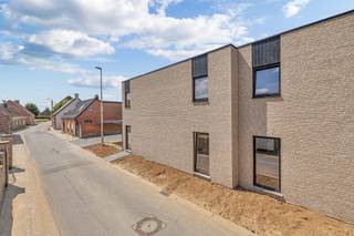 <p>Bent u op zoek naar een moderne, comfortabele én energiezuinige woning in een rustige, landelijke omgeving?</p><p>Ontdek dit nieuwe woonproject in Vinkt, charmante deelgemeente van Deinze, op de hoek van de Deinzestraat en Staggestraat.</p><p> </p><p>Dit kleinschalige project omvat 11 nieuwbouwwoningen: 8 halfopen en 3 gesloten bebouwingen. </p><p>De hedendaagse architectuur sluit harmonieus aan bij het groene, landelijke karakter van de omgeving.</p><p> </p><p>Indeling en kenmerken: lichtrijke leefruimte met volledig uitgeruste open keuken, praktische berging en gastentoilet op het gelijkvloers. Op de verdieping bevinden zich 3 slaapkamers en een badkamer met toilet. </p><p>Elke woning beschikt over een privatieve, volledig afgesloten tuin met duurzame tuinafsluiting, 4 zonnepanelen, een regenwaterput van 10.000 liter en een bijhorende carport (inbegrepen in de prijs).</p><p> </p><p>Extra troeven: mogelijkheid tot 6% btw (onder voorwaarden), wachtleiding met trekkabel voor een toekomstige laadpaal, en openbare parkeerplaatsen binnen het project voor bezoekers of extra wagens.</p><p> </p><p>Ideaal voor gezinnen én interessant als opbrengsteigendom.</p><p> </p><p>Praktisch: start werken juli 2025, voorlopige oplevering december 2026. Vlotte bereikbaarheid naar Deinze, Gent en E17/E40; scholen, winkels en recreatie op korte afstand.</p><p> </p><p>Laatste lot beschikbaar!</p>