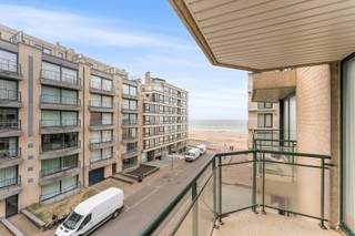 Ontdek dit zongerichte appartement met een prachtig zijdelings zeezicht, ideaal voor wie houdt van rust, maar toch vlakbij het strand wil zijn.<br />Lichte en ruime woonkamer met een open keuken. Het zonneterras biedt de ideale plek om van het zonnetje te genieten en te ontspannen.<br />Twee slaapkamers: een met een dubbel bed en een tweede met een stapelbed, ideaal voor gezinnen of extra gasten.<br />Badkamer met een ligbad, een dubbele lavabo en een toilet.<br />Praktische aparte berging voor extra opbergruimte, plus een gemeenschappelijke fietsenberging om je fiets veilig op te bergen.<br />Perfect gelegen voor wie de rust zoekt zonder in te boeten op gemak en bereikbaarheid. De ideale uitvalsbasis voor wie de zee en het strand in de buurt wil hebben!