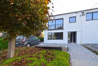 KASTEELDREEF 4 bus 0001 – ROESELARE<br /><br />Volledig gerenoveerd en instapklaar appartement, zeer rustig gelegen in een aangename woonomgeving. Nabij het centrum van Roeselare en vlot bereikbaar.<br /><br />Indeling: inkomhal, lichtrijke woonplaats en een afzonderlijke, stijlvol ingerichte keuken voorzien van alle toestellen. Twee moderne slaapkamers. Badkamer met inloopdouche, lavabo en toilet.<br /><br />Ruime privatieve kelderberging aanwezig.<br />Garage met sectionaalpoort inbegrepen.<br />Mogelijkheid tot het bijhuren van een tweede garage (€ 50/maand).<br /><br />Genot van de achterliggende tuin.<br />Geen syndicuskosten.<br /><br />Beschikbaar vanaf: 01/06/2026