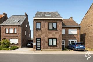<p><strong>Cosy and energy-efficient semi-detached home with sunny garden in Merelbeke</strong><span></span></p>
<p>Looking for a move-in-ready family home in the centre of Merelbeke? This attractive semi-detached property is definitely worth a visit.</p>
<p>The entrance hall leads into a spacious and bright living area featuring a cosy sitting area, dining space, open and fully equipped kitchen, and a play corner. Adjacent to the living area are a spacious office, a fully renovated bathroom with bathtub, toilet and double washbasin, as well as a practical storage/laundry room.</p>
<p>The first floor offers two spacious bedrooms. The converted attic provides a third fully finished bedroom and a fourth room currently used for storage, which can easily be transformed into an additional bedroom, office or hobby room. The property also features a large, dry basement.</p>
<p>The home is energy-efficient thanks to a high-efficiency gas boiler (2019), double glazing with shutters and additional cavity wall insulation. This results in a favourable EPC score of 200 kWh/m² (label B).</p>
<p>The absolute highlight is the sunny, south-east-facing garden with greenhouse, vegetable garden, a 2,500-litre rainwater tank and a beautifully landscaped 38 m² terrace in Belgian bluestone. The charming garden shed provides convenient additional storage space for bicycles, garden equipment and more. A gate alongside the property also provides direct access to the garden from the street.</p>
<p>Located in a young and pleasant residential neighbourhood, close to shops, schools and public transport, this property combines peaceful living with excellent accessibility.</p>
<p>Interested? Contact Simon Coens on 0478 20 67 74, at simon@cornelis-goeman.be or via the Cornelis &amp; Goeman website.</p>