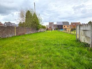 <p>Deze karaktervolle <strong>halfopen bebouwing</strong> is gelegen in het hart van de Denderstreek, op een perceel van<strong> 10 are 75 ca.</strong></p>
<p>De ruime gezinswoning omvat een inkomhal, een lichtrijke woonkamer, een eetplaats met aansluitende keuken, een badkamer en een grote garage/schuur. Daarnaast zijn er meerdere bijgebouwen aanwezig, ideaal voor opslag, dierenliefhebbers of als extra werk- en hobbyruimte.</p>
<p>Op de eerste verdieping bevindt zich de nachthal met twee ruime slaapkamers en een kleinere slaapkamer of bureau.</p>
<p>De tweede verdieping beschikt over twee ruime slaapkamers en een extra kamer die kan ingericht worden als tweede badkamer.</p>
<p>Verder is de woning voorzien van een zolderruimte, een droge kelder, een koer en een zeer grote tuin, ideaal voor dierenliefhebbers.</p>
<p>Naast de woning is er bovendien een doorgang voorzien om de tuin langs buiten te bereiken.</p>
<p><strong>Troeven:</strong></p>
- Ruime garage en zeer grote tuin<br />- Elektriciteit conform de wetgeving<br />- PVC-ramen met dubbele beglazing<br />- Nabij openbaar vervoer (bus en trein), scholen en buurtwinkels<br />- Uitstekende ligging: <span><span>Ninove</span></span> (10 min), <span><span>Geraardsbergen</span></span> (5 min)<br />
<p>Kortom, een landelijke ligging met een vlotte bereikbaarheid naar omliggende centra.</p>
<p>Kom zeker deze te renoveren parel ontdekken! Een unieke opportuniteit voor wie op zoek is naar ruimte, charme en potentieel.</p>