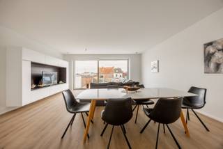 Dit appartement maakt deel uit van het nieuwbouwproject De Blauwe Parel - Residentie Bonaire.<br /><br />Het appartement is gelegen op de tweede verdieping en werd op plan ingedeeld als volgt:<br />Inkomhal met toilet, berging, open ingerichte keuken palend aan terras met zicht op de Ostendialaan, lichtrijke leefruimte palend aan terras met zicht op de binnentuin, 2 slaapkamers en 1 badkamer met douche.<br />Het terras is zuidoostelijk georiënteerd. <br /><br />In het ondergronds complex zijn zowel autostaanplaatsen als afgesloten garageboxen die vrijblijvend kunnen aangekocht worden met het appartement.<br /><br />Appartement: 91,84 m²<br />Terrassen: 18,33 m²