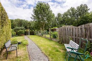 Op zoek naar een woning die u volledig naar eigen smaak kunt omvormen? Deze rustig gelegen rijwoning met prachtig landelijk uitzicht biedt tal van mogelijkheden voor wie niet terugschrikt voor een renovatieproject.<br /><br />De woning beschikt over een lichtrijke leefruimte en drie ruime slaapkamers. Hoewel een totaalrenovatie noodzakelijk is, werd reeds geïnvesteerd in PVC-ramen met dubbele beglazing.<br /><br />Een ideale opportuniteit voor wie op zoek is naar een woning met karakter, ruimte en vooral veel potentieel om er een eigentijdse thuis van te maken.<br /><br />Interesse bel Els 0472/61.58.67 of mail naar els@cornelis-goeman.be