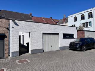 <p>Ben u op zoek naar een centraal gelegen locatie met parkeergelegenheid om uw commerciële activiteit uit te baten, dan is dit uw kans !!<br /><br />Het pand te <strong>Oude Vesten 6</strong> bevindt zich in tweede bouwlijn (<u>niet zichtbaar van op straat)</u> en beslaat een bruikbare oppervlakte gelijk aan 128m<sup>2</sup>. De gelijkvloerse ruimte kan benut worden voor een tal aan beroepsdoeleinden (cfr: https://www.ronse.be/nl/afgebakend-commercieel-centrum).<br /><br />Huidige indeling: inkom, handelsruimte/praktijkruimte/kantoren, hal, bureel, kitchenette, apart toilet, technische berging en een inpandige garage. Tevens is het mogelijk tot het bijhuren van extra parkeerplaatsen aan 50 EUR/mnd. (open parkeerterrein, weg van de straat).<br />Troeven: centrale ligging, volwaardige bruikbare oppervlakte, parkeergarantie en diverse professionele uitbating mogelijk.<br /><strong>Vrij vanaf 1/02/2027</strong>.<br /><br />EPC in aanvraag (toekenning kadastrale identificatie).<br />Voor meer informatie en/of bezichtiging, contacteer IMMOBOSS: 055 600 100 of ronse@immoboss.be<br /><br />*𝘌𝘳 𝘸𝘦𝘳𝘥𝘦𝘯 𝘥𝘳𝘪𝘦 𝘈𝘐-𝘨𝘦𝘨𝘦𝘯𝘦𝘳𝘦𝘦𝘳𝘥𝘦 𝘧𝘰𝘵𝘰'𝘴 𝘵𝘰𝘦𝘨𝘦𝘷𝘰𝘦𝘨𝘥 𝘰𝘮 𝘦𝘦𝘯 𝘮𝘰𝘨𝘦𝘭𝘪𝘫𝘬𝘦 𝘣𝘦𝘮𝘦𝘶𝘣𝘦𝘭𝘥𝘦 𝘪𝘯𝘳𝘪𝘤𝘩𝘵𝘪𝘯𝘨 𝘷𝘢𝘯 𝘩𝘦𝘵 𝘱𝘢𝘯𝘥 𝘵𝘦 𝘪𝘭𝘭𝘶𝘴𝘵𝘳𝘦𝘳𝘦𝘯.</p>