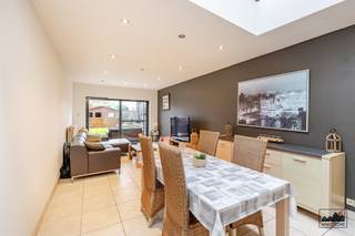 BEZOEKDAG ENKEL OP AFSPRAAK: Zaterdag 13/12, 12u-15uDeze woning biedt een diepe indeling en een goede basis voor wie graag een woonst naar eigen...