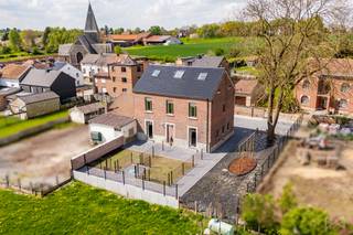 Triplex + 2 places de parking + jardin privatif + espaces communs.Triplex de standing de 123 m² habitables, entièrement rénové, situé dans l’ancien...