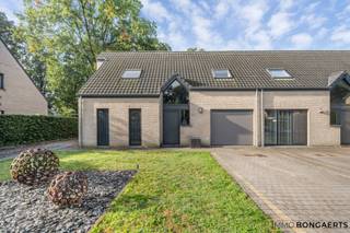 Op zoek naar een gezellige, instapklare woning waar comfort en rust centraal staan? Deze verzorgde woning, gelegen in een doodlopende straat, combineert een praktische indeling met hedendaags wooncomfort en tal van mooie troeven.<br /><br />De woning beschikt over 3 slaapkamers, waarvan één momenteel ingericht is als stijlvolle dressing. De recente, bijzonder mooie badkamer uit 2026 zorgt voor een moderne en luxueuze uitstraling.<br /><br />Ook op technisch vlak scoort deze woning uitstekend, met een EPC-label B en een elektriciteitsinstallatie die conform is. Zo geniet je van een energiezuinige woning zonder grote zorgen. De compleet uitgeruste keuken biedt alles om gezellig te koken. <br /><br />Daarnaast is er een praktische berging met ingebouwde kasten, ideaal voor extra opbergruimte. De garage werd omgevormd tot een functioneel bureel, eveneens voorzien van ingebouwde kasten, perfect voor thuiswerk of een hobbyruimte.<br /><br />Extra comfort wordt geboden door de airconditioning in de leefruimte en een slaapkamer. Bovendien beschikt de woning over een regenwaterput van maar liefst 10.000 liter.<br /><br />Dit alles bevindt zich op een mooi perceel van 5a 46ca, in een rustige woonomgeving waar je volop kunt genieten van privacy en wooncomfort.<br /><br />PLUSPUNTEN<br />* Instapklare en verzorgde woning<br />* Recente, stijlvolle badkamer uit 2026<br />* Elektriciteit conform<br />* Zeer gunstig EPC-label B<br />* Praktische berging met ingebouwde kasten<br />* Garage omgevormd tot bureel met ingebouwde kasten<br />* Airconditioning in de leefruimte en een slaapkamer<br />* Regenwaterput van 10.000 liter<br /><br />Interesse? Ontdek zelf de troeven van deze mooie woning tijdens een bezoek!