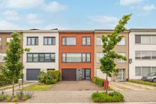 Ruime bel-etagewoning met 3 à 4 slaapkamers, garage en diepe tuinIn de Gustaaf De Smetlaan in Aartselaar bevindt zich deze ruime en goed onderhouden...