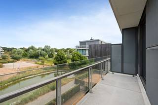 <h2><span>LICHTRIJK APPARTEMENT MET TWEE TERRASSEN EPC A</span></h2><p><span>U zoekt een ruim en bijzonder lichtrijk appartement waar u volop kunt genieten van zon, rust en groen, en dat alles vlak bij zee? Dan is dit prachtige appartement van ca. 108 m² in de Vosseslag te De Haan absoluut een bezoek waard!</span></p><p><span>Het appartement bevindt zich op de tweede verdieping van een mooie en uiterst klassevolle residentie, op korte afstand van het prachtige strand van De Haan. De ligging is bijzonder rustig en groen.</span></p><p><span>Een absolute troef zijn de </span><span>twee ruime terrassen aan weerszijden van het appartement</span><span>. Dankzij deze dubbele oriëntatie geniet u de hele dag door van bijzonder veel natuurlijke lichtinval en zon. De grote raampartijen en open zichten zorgen bovendien voor een heerlijk ruimtelijk gevoel.</span></p><p><span>Indeling:</span><span> inkomhal met vestiairekast, grote en lichtrijke woonkamer met open luxueus ingerichte keuken met eiland en aansluitend ruim terras, twee volwaardige slaapkamers met toegang tot het tweede ruime terras. Beide slaapkamers beschikken over ingemaakte kasten over een volledige muurlengte, wat zorgt voor bijzonder veel praktische bergruimte.</span></p><p><span>Het appartement beschikt bovendien over maar liefst </span><span>twee badkamers</span><span>: een ruime badkamer met ligbad, toilet en dubbele lavabo en een tweede badkamer met inloopdouche en lavabomeubel. Verder zijn er nog een apart toilet en een afzonderlijke berging.</span></p><p><span>Het appartement verkeert in </span><span>uitstekende staat</span><span>, de elektrische installatie is conform en dankzij de </span><span>uitstekende EPC-score A</span><span> geniet u hier van een bijzonder energiezuinige woonst.</span></p><p><span>In de kelderverdieping is bovendien een </span><span>erg ruime garagebox met elektriciteit en automatische poort</span><span> bij aan te kopen.</span></p><p><span>Een uitzonderlijk compleet appartement voor wie houdt van </span><span>ruimte, licht, zon, comfort en rust</span><span>, op een prachtige groene locatie vlak bij zee en strand.</span></p><p><span>Absolute topper!</span></p>