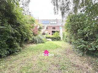 Ontdek deze uitzonderlijke eigendom met een bewoonbare oppervlakte van maar liefst 311 m² en een totaal perceel van 842 m². Een droom voor wie op zoek is naar een ruime woning met karakter én mogelijkheden om er helemaal zijn eigen verhaal van te maken.<br /><br />Gelijkvloers: royale ruimtes, ideaal voor een zelfstandige activiteit, vrij beroep of kantoor aan huis. Dankzij de indeling kan wonen en werken hier perfect gecombineerd worden.<br />Garage &amp; kelder: de garage biedt overvloedige opslagruimte en is ideaal voor een kleine zelfstandige. Daarnaast is er een ruime kelder die tal van mogelijkheden biedt.<br />Eerste verdieping: woonruimte met 2 slaapkamers, een keuken, badkamer en een lichtrijke leefruimte.<br />Zolder: een gigantische zolder die eenvoudig kan omgevormd worden tot extra slaapkamers, hobbyruimte of een tweede woonunit.<br /><br />Deze woning is bovendien perfect geschikt om een kangoeroewoning te creëren: twee aparte wooneenheden met behoud van privacy, ideaal voor een gezin dat meerdere generaties onder één dak wil laten wonen.<br /><br />Extra pluspunt: de woning beschikt over 8 zonnepanelen met groenestroomcertificaten én 3 zonnepanelen voor de zonneboiler, wat zorgt voor een lagere energiefactuur en een duurzamere toekomst.<br /><br />Buiten geniet je van een prachtige tuin waar je volledig tot rust komt en de natuur kan beleven.<br /><br />Kortom: een woning met enorm potentieel, zowel privé als professioneel, klaar om omgetoverd te worden tot een unieke thuis op maat van jouw wensen.