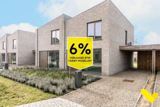 <span>Ontdek deze hedendaagse nieuwbouwwoningen gelegen in de Burgemeester Steyaertstraat.</span>
<p><strong>Troeven:<br /></strong>- Kwalitatieve afwerking met een uitzonderlijk laag E-peil<br />- Hoogwaardige isolatie en innovatieve technieken<br />- Warmtepomp (lucht-water)<br />- Zonnepanelen<br />- Ventilatiesysteem type D<br />- Regenwaterrecuperatie, aangesloten op de buitenkraan en beide toiletten<br />- Volledig afgewerkt met aangelegde tuin, carport en berging<br />- 6% BTW mogelijk</p>
<p>Dankzij zijn doordachte indeling en geoptimaliseerd gebruik van de woonoppervlakte van <strong>145 m²</strong> beschikken deze woningen over <strong>3</strong> mooie slaapkamers, de leefruimte aansluitend aan de open keuken in combinatie met grote raampartijen aan de voor- en achterzijde die een maximale lichtinval garanderen. De ruime tuin met terras en carport maken dit tenslotte de ideaal thuis voor gezinnen of koppels met toekomstplannen.</p>
<p><strong><span>Prijsinformatie:<br /></span></strong><span>De geadverteerde prijs is <strong>exclusief</strong>: <strong>21% btw</strong>, staanplaats, kelderberging, fietsenstalling, aansluitingskosten, notariskosten en registratierechten op het grondaandeel. Via deze LINK kan u meer informatie terugvinden over de <strong>totaalprijzen</strong> en het voordeeltarief van <strong>6% btw</strong>.<br /><br /></span>Hebt u interesse? Maak dan snel uw afspraak via <strong>014 58 02 08</strong> of via <strong>info@immovl.be</strong>.</p>