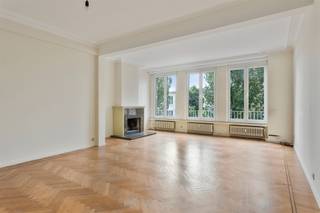 <p><span>Sfeervol 2 SLPK appartement met garage nabij Antwerp Expo</span></p><p><span> </span></p><p><span>Charmant en licht appartement op de 2de verdieping van een karaktervol, klein &amp; gunstig gelegen gebouw.</span></p><p><span>Inkomhal met ingebouwde vestiairekast en gastentoilet.</span></p><p><span>Doorgang naar de ruime lichte woon,- en leefruimte op warme visgraat parket.</span></p><p><span>Toegang tot de keuken uitgerust met toestellen: vaatwasser, oven, kookplaat, dampkap, ijskast met diepvries vak,  aansluiting voor wasmachine en droogkast.</span></p><p><span>Verder beschikt het appartement over 2 mooie slaapkamers en 1 bureau/ bergruimte.</span></p><p><span>De badkamer is voorzien van een ligbad, dubbele wastafel in meubel met spiegel en verlichting.</span></p><p><span> </span></p><p><span>Kosten:</span></p><p><span>150€/maand: provisie water, verwarming, verbruik van de gemene delen.</span></p><p><span>Elektriciteit individueel te betalen.</span></p><p><span> </span></p><p><span>Bijzonderheden:</span></p><p><span>* parlofoon</span></p><p><span>* garage inbegrepen in de huurprijs</span></p><p><span>* dubbel beglazing</span></p><p><span>* topligging</span></p><p><span>* PB met expert op gedeelde kosten</span></p><p><span>* Beschikbaar vanaf 01/07/2026</span></p><p><span> </span></p><p><span>Ligging:</span></p><p><span>Gelegen in de karaktervolle Expo wijk, Zuidrand Antwerpen stad met snelle toegang tot de autostrades, openbaar vervoer, winkels, scholen en parken vlakbij.</span></p><p><span> </span></p><p><span> </span></p>