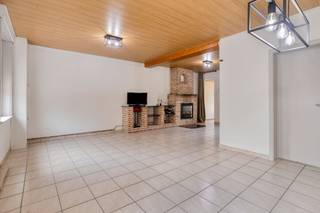 Woning met 4 slaapkamers en afgesloten tuin op een uiterst centrale ligging te Moorslede vlakbij scholen, winkels, openbaar vervoer,...<br />Deze woning biedt een veelbelovende basis voor wie op zoek is naar een eigendom met potentieel!<br /><br />De woning heeft volgende indeling:<br /><br />Kelder<br /><br />Gelijkvloers:<br />- Lichtrijke leefruimte<br />- Keuken voorzien van alle comfort en aansluiting wasmachine<br />- Badkamer voorzien van lavabo, douche en toilet<br />- Afgesloten tuin met terras<br /><br />1e verdieping:<br />- Vier ruime slaapkamers met ruimte voor het ganse gezin<br /><br />Zolder<br /><br /><br />Troeven:<br />- Gelegen op een centrale locatie in Moorslede, vlakbij winkels, scholen, openbaar vervoer en met vlotte verbinding naar Roeselare en omliggende gemeenten.<br />- Te renoveren woning met diverse mogelijkheden<br />- Geschikt voor wie op zoek is naar een investering of starterswoning.<br /><br />Bestuursmaatregelen in het maatregelenregister: nee<br /><br />Deze AI-visualisaties zijn bedoeld als inspiratie. Er werd geen rekening gehouden met technische specificaties, stedenbouwkundige voorschriften of de concrete mogelijkheden tot realisatie.