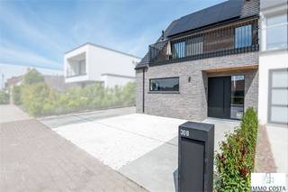 Ontdek deze instapklare halfopen bebouwing uit 2020, gelegen op een absolute toplocatie: rustig en met een prachtig uitzicht op het water én de...