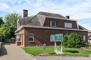 <p>Te koop: Verrassend ruime halfopen bebouwing met enorm veel potentieel!</p>
<p>​Bent u op zoek naar een woning met een sterke basis, veel ruimte en de kans om alles volledig naar eigen smaak in te richten? Deze karaktervolle halfopen bebouwing op een perceel van 4a 46ca biedt met een bewoonbare oppervlakte van 155 m² tal van mogelijkheden voor gezinnen, thuiswerkers of handige do-it-yourselfers!</p>
<p>​Indeling van de woning:</p>
<p>​Gelijkvloers: U komt binnen in een gezellige leefruimte waar het fijn vertoeven is. Aansluitend bevindt zich de praktische, kleine keuken en een douchekamer. Extra troef op de gelijkvloerse verdieping is de flexibele ruimte die perfect dienst kan doen als eerste slaapkamer of bureau/praktijkruimte. Tot slot beschikt de woning over een veranda en handige inpandige garage.</p>
<p>​Eerste verdieping: De bovenverdieping is verrassend ruim en telt maar liefst 3 volwaardige slaapkamers én een extra kamer die ideaal is als extra slaapkamer, dressing of thuiswerkplek.</p>
<p>​Troeven op een rij:</p>
<p>​Ruimte &amp; Flexibiliteit: Tot 5 mogelijke slaapkamers / bureauruimtes, ideaal voor een groot gezin of combinatie van wonen en werken.</p>
<p>​Perceel: Gelegen op een mooi perceel van 446 m² met fijne tuin/buitenruimte.</p>
<p>​Inpandige garage: Altijd comfortabel en droog parkeren of extra opbergruimte.</p>
<p>​Potentieel: De woning is aan renovatie toe, wat u de vrijheid geeft om hier uw absolute droomwoning van te maken.</p>
<p>​Laat deze kans niet liggen en ontdek zelf de vele mogelijkheden die dit pand te bieden heeft!</p>
<p>​Interesse? Neem vandaag nog contact met ons op voor een bezoek ter plaatse.<br />Bel ons op het nr 0478/ 75 69 85 of mail naar sylvio@immocente.be</p>