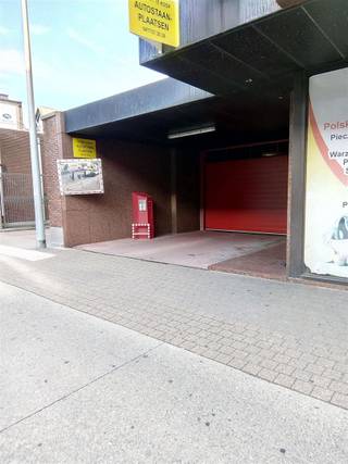 Emplacement de parking No 26 situé dans la résidence "BOUDELO" centre Sint-Niklaas, à proximité de Parkstraat, Onze-Lieve-Vrouwplein et Grote Markt.Entrée dans la Plezantstraat. Sortie dans la Hofstraat, près du rond-point OLV-Plein. Porte de garage automatisée. Clé électronique. Très bonne accessibilité.