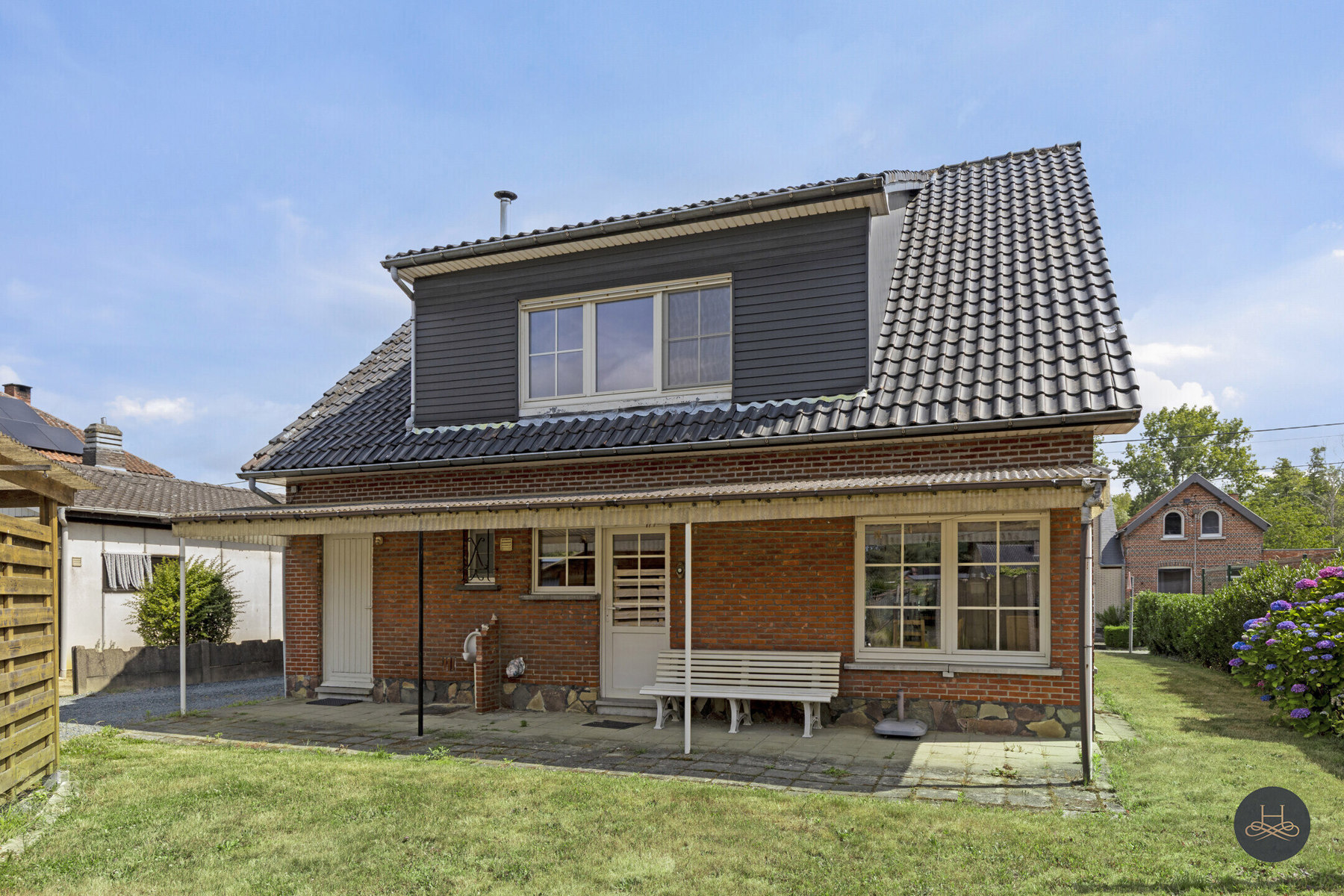 Ruime te renoveren woning met grote tuin en veel parking - foto 1