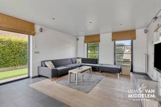 <strong>Immo Van Middelem verkoopt deze ENERGIEZUINIGE en INSTAPKLARE gezinswoning (bouwjaar 2005) met 3 slaapkamers, bureau en 3 parkeerplaatsen op een perceel van +/-4a28ca in het landelijke Wambeek (Ternat). </strong><br /><br />De woning is gelegen in een zeer kindvriendelijke buurt (doodlopende straat) en toch, dankzij de nabijheid van de Assesteenweg en de N8, biedt ze een vlotte toegang tot Brussel en Gent. <br /><br />De woning werd afgewerkt met hoogwaardige materialen en is als volgt ingedeeld:<br /><br />- GELIJKVLOERS: inkomhal met vestiaire en WC, living met deels parket en met toegang tot de tuin, aansluitend volledig ingerichte open keuken met zowel gas als inductie kookplaat, berging met wasplaats die toegang biedt tot de inpandige garage. <br />- 1ste VERDIEPING: bureau volledig ingericht met ingemaakte kasten, master bedroom met dressing, 2 slaapkamers, badkamer met inloopdouche en ligbad, berging (met lavabo, mogelijkheid om douchekamer van te maken) en WC;<br />- TUIN: zuidgerichte tuin met aangenaam terras, voorzien van een elektrische zonneluifel, en een tuinhuis.<br />- Inpandige GARAGE, CARPORT, en twee staanplaatsen voor de woning. <br /><br />Technische troeven:<br />Alarm systeem met 2 zones en 2 klavieren<br />Centraal stofzuigersysteem<br />Domotica <br />15 zonnepanelen (piekvermogen 4200 Wp) met slimme laadpaal. <br />Airco in alle slaapkamers en bureau<br /><br />EPC: 145 kWh/m².jaar - Label B (UC: 3902299)<br />Elektriciteit conform AREI tot 31/07/2030.<br />Vrij bij akte.