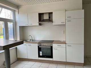 Online aanvraag indienen indien interesse.<br />duplex-studio in het centrum van Ingelmunster. Prijs : 550 €/maand (geen syndic, geen terras, geen lift)<br />Gelegen op de eerste verdieping van een kleine residentie met 6 studio’s (geen lift), bieden wij deze gezellige duplex-studio aan. De woonruimte is praktisch ingedeeld met op de bovenverdieping een slaapkamer en een badkamer. Op de begane grond vind je een mooie keuken en een aangename leefruimte. De studio is uitgerust met elektrische verwarming.