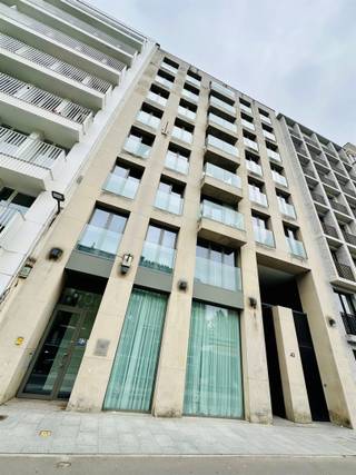 Bent u op zoek naar een zorgeloze investering in een studentenflat op een absolute topligging in Antwerpen? Lees dan zeker verder!Deze studentenkamer is gelegen in het gekende Campus Opera, op de Frankrijklei 41-43 in 2000 Antwerpen, pal in het centrum van de stad. Dankzij deze centrale ligging is de campus uiterst geliefd en geniet je van een vlotte bereikbaarheid en alle voorzieningen op wandelafstand.De kamer bevindt zich op de vierde verdieping, achteraan rechts in het gebouw (kamer 4-10). Het betreft een studeer- en slaapvertrek, uitgerust met bed, bureau, gordijnen en koelkast. Daarnaast beschikt de kamer over een eigen badkamer met lavabo, douche en toilet, wat zorgt voor extra comfort en privacy.Bij deze kamer hoort tevens het exclusief genot en gebruik van de fietsenberging, namelijk plaats 54 (boven).Verder geniet de student van gemeenschappelijk gebruik van:•meerdere keukens•een studeerruimte•een tuin•een kitchenette met microgolfovens per verdiepingHet gebouw wordt beheerd door een syndicus en een grote troef van deze investering is de gegarandeerde opbrengst tot en met 2032. Interesse in deze interessante studenteninvestering op toplocatie? Neem gerust contact met ons op voor meer informatie.