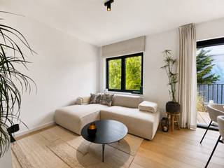 Dit prachtige duplex-appartement van ca 69 m² (cfr. EPC) bevindt zich op de 1ste en 2de verdieping in een kleinschalige totaalrenovatie in Den Leeuwenbergstraat te Edegem. Werkelijk een heerlijke locatie in de wijk Elsdonk, rustig gelegen en op een steenworp van het bruisende Edegem-centrum. <br />Deze locatie biedt u niet alleen nabijheid tot een supermarkt, maar ook tot sportaccommodaties en het park Fort V.<br /><br />Vanuit de leefruimte die zich uitstrekt over de breedte van het appartement, heeft u zicht op het zonovergoten terras van ca 5 m².<br /><br />Aansluitend is er de open keuken, ontworpen in een modern donkerbruin greeploos design en zwart kraanwerk, voorzien van alle comfort en volledig geëquipeerd met: koelkast, diepvriezer, combi-oven, vaatwasser en inductievuur.<br /><br />De eikenparketvloer die in het volledige appartement werd doorgetrokken creëert hier een warme knusse sfeer.<br /><br />Via de trap bereikt u de tweede verdieping waar zich de ruime slaapkamer bevindt. Aangrenzend vindt u de badkamer, uitgerust met inloopdouche, lavabo en toilet. De douche en vloer in de badkamer zijn afgewerkt met onderhoudsvriendelijke keramische tegel met marmerlook, wat een luxe uitstraling geeft.<br /><br />Apart gastentoilet en berging met aansluiting voor wasmachine, vervolledigen het plaatje.<br /><br />Op het gelijkvloers is er een gemeenschappelijke fietsenstalling voorzien.<br /><br />Gemeenschappelijke lasten: 90 Euro per maand.<br />Alle nutsvoorzieningen (gas, water en elektriciteit) zijn privé op te nemen door de huurder.<br /><br />Onmiddellijk beschikbaar.