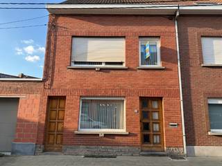<p>Welkom in deze charmante <strong>drie gevelwoning</strong>, gelegen aan de Wagenweg in het hart van Harelbeke. Dit pand biedt <strong>een uitstekende kans</strong> om een <strong>eigen stek</strong> te creëren in een <strong>levendige</strong> en <strong>aangename omgeving</strong>. De huidige indeling nodigt uit tot het bedenken van creatieve mogelijkheden om de ruimte optimaal te benutten. Hoewel het pand momenteel niet volledig ingericht is, biedt het ongekende potentieel om een persoonlijke woonbeleving te realiseren die volledig aansluit bij uw wensen.</p>
<p>De locatie zelf is een absolute plus, met <strong>alle noodzakelijke voorzieningen en faciliteiten op korte afstand</strong>. Hier kunt u genieten van de voordelen van een gezellige buurt, die zowel rust als reële nabijheid tot het stadsleven biedt.<br />Dit is niet zomaar een woning, maar een canvas waar ontwerp en creativiteit samenkomen. Wacht niet langer en kom dit unieke project ontdekken, en geef vorm aan <strong>uw nieuwe thuis</strong>.<br /><br /><u>Troeven :</u><br />Tuin met kunstgras.<br />Zijdoorgang naar achter, ook perfect voor fietsenstalling.<br />Centrale verwarming op aardgas, boven en beneden met recente CV Vaillant en bijhorende ww boiler.<br /><br /><strong>Vraag voor uw bezoekje ons verkoopdossiertje. Zo kan u al uw vragen voorbereiden voor tijdens het bezoek.</strong><br /><br />Wacht niet langer en bel ons - <strong>056/705262 of info@expertimmo.be</strong><br /><br /><u>Wettelijke info :</u> <br /><br />EPC : 311 kWh/m² - D-label<br />Asbest : Woning : 2 buizen op plat dak en onderdak - Garage : Asbestvrij<br />Elektriciteit : nog een beetje werk aan.<br />Stedenbouw : niet beschermd, niet op inventaris, Vergunning uitgereikt, Woongebied, Geen dagvaarding uitgebracht, Geen voorkooprecht ruimtelijke ordening aanwezig, Geen Verkavelingsvergunning, geen overstromingsgebied, niet gelegen in afgebakend oevergebied, geen watergevoelige openruimtegebieden<br />Water :<br />Woning : P-score : B, G-score : B, geen overstromingsgebied, dus geen natte voeten hier<br />garage : P-score : A, G-score : A, geen overstromingsgebied, dus geen natte voeten hier<br />Conformiteitsattest : Niet van toepassing<br /><br />Opmerking :<br />1. Foto's werden genomen met een breedbeeldlens, dit om de volledige ruimte te kunnen tonen op 1 foto ... hierdoor tonen de ruimtes wel groter op foto dan in werkelijkheid.<br />2. De zon is een AI-zon.</p>