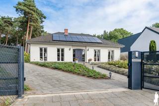 <p><strong>Rustig en residentieel wonen in een prachtige, bosrijke omgeving met maximale privacy!</strong></p>
<p>Op een uitzonderlijk mooi perceel van <strong>1.599 m²</strong>, midden in een groene en residentiële omgeving van Keerbergen, bevindt zich deze <strong>instapklare vrijstaande villa met een bewoonbare oppervlakte van ca. 223 m²</strong>. Deze eigendom combineert rust, ruimte en comfort met een prachtige, volledig aangelegde tuin, een vrijstaande garage en een zwembad. Dankzij de groene omgeving en de optimale privacy geniet u hier dagelijks van een heerlijk vakantiegevoel. Een absolute troef is de <strong>volledig gelijkvloerse woonindeling</strong>. Alle belangrijke leefruimtes bevinden zich op het gelijkvloers, waardoor deze woning niet alleen ideaal is voor gezinnen, maar ook voor wie comfortabel en toekomstgericht wil wonen zonder dagelijks trappen te moeten nemen.</p>
<p><strong>INDELING Gelijkvloers:</strong><br />Via de verzorgde voortuin en de automatische toegangspoort bereikt u deze charmante villa.<br />De inkomhal geeft toegang tot de verschillende leefruimtes. De ruime en lichtrijke woonkamer vormt samen met de gezellige eetplaats het hart van de woning. Dankzij de grote raampartijen geniet u hier van een aangename lichtinval en een prachtig zicht op de groene omgeving.Aansluitend bevindt zich de keuken, die praktisch is ingericht en in verbinding staat met de eetruimte. <br />Verder beschikt de woning over een afzonderlijke wasruimte en de nodige bergruimte.<br />Het nachtgedeelte omvat drie slaapkamers en een comfortabele badkamer met zowel een ligbad als een douche.<br />Een van de slaapkamers kan perfect worden ingericht als bureauruimte, ideaal voor thuiswerkers of wie nood heeft aan een afzonderlijke werkplek. Dankzij de praktische gelijkvloerse indeling geniet u hier van optimaal wooncomfort, zonder dagelijks trappen te moeten nemen.</p>
<p><strong>Verdieping</strong>:<br />Via een vaste trap bereikt u de ruime zolderverdieping, die momenteel gedeeltelijk is ingericht en gedeeltelijk dienstdoet als opbergruimte.<br />Deze verdieping biedt interessante mogelijkheden en kan, mits de nodige afwerking, bijvoorbeeld worden ingericht als een extra slaapkamer, hobbyruimte of polyvalente ruimte. Zo kan u ervoor kiezen om een van de slaapkamers op het gelijkvloers als bureau te gebruiken, terwijl de zolderverdieping bijkomende slaapruimte biedt.</p>
<p><strong>Kelder:</strong><br />De woning beschikt eveneens over een praktische kelderruimte, ideaal voor extra opslag.</p>
<p><strong>Tuin en buitenruimte:<br /></strong>De prachtig aangelegde tuin vormt zonder twijfel een van de grootste troeven van deze eigendom.<br />Het volledig afgesloten perceel biedt een uitzonderlijk gevoel van rust en privacy. De volwassen bomen, groene beplanting en verzorgde tuinaanleg creëren een bijzonder aangename en natuurlijke omgeving.<br />Op het ruime terras kunt u in alle rust genieten van het buitenleven. Het aangelegde zwembad zorgt tijdens de warmere maanden voor extra ontspanning en maakt het vakantiegevoel compleet.<br />Daarnaast beschikt de eigendom over een vrijstaande garage, gebouwd in 2005, en een ruime oprit met automatische toegangspoort.</p>
<p><strong>Ligging: <br /></strong>Deze villa is gelegen in een <strong>bijzonder rustige en residentiële straat in Keerbergen</strong>, omgeven door groen en prachtige bosrijke natuur.<br />De ligging biedt een ideale combinatie van rust, privacy en bereikbaarheid. <br />Hier geniet u van een groene woonomgeving, terwijl het centrum van Keerbergen met zijn winkels, horeca en dagelijkse voorzieningen zich op slechts enkele minuten bevindt. Ook Bonheiden, Haacht, Mechelen en Leuven zijn vlot bereikbaar.</p>
<p><strong>Bent u op zoek naar een instapklare villa waar gelijkvloers wooncomfort, een prachtige tuin, een zwembad en een uitzonderlijk rustige ligging samenkomen? Dan is deze eigendom absoluut een bezoek waard!</strong></p>