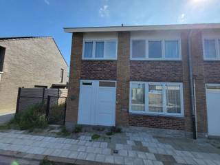 Te renoveren halfopen bebouwing met tuinDeze deels te renoveren halfopen woning biedt een uitstekende kans om een ruime en comfortabele...