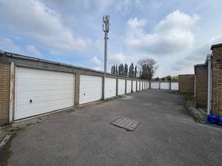 centraal gelegen, gemetste garage in garagecomplex (er zijn er nog 6 beschikbaar en worden individueel verkocht aan € 27.500 per garage)