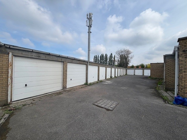 centraal gelegen, gemetste garage in garagecomplex (er zijn er nog 6 beschikbaar en worden individueel verkocht) - photo 2