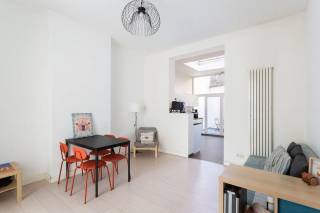 In een kleinschalig gebouw, op een bijzonder gegeerde locatie vlak bij de Marnixplaats, bevindt zich dit aangename gelijkvloers appartement. De Vrijheidstraat is een rustige zijstraat van de Marnixplaats en combineert een centrale ligging met de levendige sfeer van het Zuid.<br /><br />De lichtrijke leefruimte biedt plaats voor een comfortabele zithoek en een eetgedeelte en sluit naadloos aan op de open keuken. Vanuit de keuken is er rechtstreeks toegang tot het aangename stadskoertje, een fijne buitenruimte die zich uitstekend leent voor een rustig moment in de buitenlucht.<br /><br />Aan de voorzijde van het appartement bevindt zich de ruime slaapkamer. Achteraan is er nog een aparte ruimte die flexibel kan worden ingevuld, bijvoorbeeld als bureau of extra bergruimte. Daarnaast bevindt zich de badkamer, uitgerust met een douche en toilet.<br /><br />Op de eerste verdieping is er een gemeenschappelijke wasruimte ter beschikking van alle bewoners van het gebouw.<br /><br />Een charmant en praktisch appartement op een centrale locatie, op wandelafstand van de Marnixplaats, het Zuid en tal van gezellige cafés, restaurants en lokale handelszaken.<br /><br />Huurprijs: 950 EUR/maand<br />Alg. kosten: 55 EUR/maand<br />Beschikbaarheid: 01/10/2026<br /><br />Interesse?<br />Contacteer LISTED voor een bezoek: +32 3 283 51 51.
