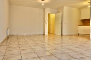 Het perfect onderhouden appartement met terras ligt vlakbij het commerciële centrum van Eeklo!

De indeling is als volgt: een inkomhal, een ruime leefruimte, een geïnstalleerde, nieuwe keuken, een praktische berging, 2 slaapkamers, een nieuwe badkamer met inloopdouche (regendouche).

Als extra troef bevindt er zich een terras aan de slaapkamer. Verder is het gebouw voorzien van een lift en kan u gebruik maken van de gemeenschappelijke fietsenberging. De keuken, het toilet en de badkamer werden volledig vernieuwd!

Interesse in dit betaalbaar en goed gelegen appartement? Maak online uw afspraak op www.vastgoedunicum.be of mail naar verhuur@vastgoedunicum.be