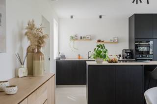 This exclusive, ready-to-move-in villa from 2020 is located in the popular Marelput residential area in Roeselare. With a living area of 174 m² on a 645 m² plot, this detached house combines contemporary architecture, high-quality finishes and exceptional energy efficiency (EPC A, E-level -20).<br /><br />The bright living space with large windows fits seamlessly with the fully equipped open kitchen. Next, there is a spacious storage/laundry room and a guest toilet. Upstairs, there are four full bedrooms and a stylish bathroom with bath, walk-in shower, double sink and toilet.<br /><br />Outside, you can enjoy a fully enclosed, maintenance-friendly garden with a sunny southwest orientation and a spacious polished concrete terrace. The driveway has space for five cars and the integrated carport has a charging station. There is a practical garden shed at the back.<br /><br />The house is equipped with 11 solar panels and excels in home comfort and low energy costs. Thanks to the quiet location near the E403, the center of Roeselare, station, schools and shops, you can enjoy the perfect combination of accessibility and residential living.<br /><br />The listed price is an initial price.<br /><br />Schedule your visit directly with the owner at +32477604727. <br /><br />Note: The house will be vacant by the end of 2027 at the latest.<br /><br />You can consult Dewaele DIY's general terms and conditions at any time via dewaele.com<br /><br />Register of measures: no