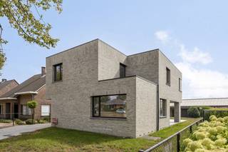 Indeling als volgt:Bij het binnenkomen word je verwelkomd in een ruime inkomhal voorzien van ingemaakte kasten en apart gastentoilet met handenwasser. De lichtrijke leefruimte met grote raampartijen sluit naadloos aan op de open, volledig uitgeruste keuken met zicht op de tuin. Alle technieken bevinden zich in de handige berging.Op de eerste verdieping bevinden zich 4 volwaardige slaapkamers en een moderne badkamer met inloopdouche en bad.Technieken &amp; energie:Deze woning is uitgerust met een grond-water warmtepomp die zorgt voor vloerverwarming, waardoor je het hele jaar door geniet van een aangenaam binnenklimaat. Dankzij het uitstekende E-peil van vermoedelijk 10 zijn je energiekosten bijzonder laag. Bovendien geniet je van een vrijstelling van onroerende voorheffing gedurende 5 jaar.Troeven:- Energiezuinige nieuwbouwwoning (E10)- 4 ruime slaapkamers- Duurzame verwarmingsinstallatie op basis van een warmtepomp- Vloerverwarming- 15 Zonnepanelen- 5 jaar vrijstelling van onroerende voorheffing- Rustige ligging in Kalmthout, nabij natuur, winkels en scholenDiversen:- Ruim bijgebouw volledig verder af te werken/in te richten naar eigen noden (mogelijkheid tot co-housing, poolhouse, tuinhuis,...)- Volledig omheinde tuinKortom, deze woning biedt alles wat je nodig hebt voor comfortabel en duurzaam wonen.VERKOOP ONDER REGISTRATIERECHTEN!(ver-)Kopen of (ver-)huren in Kalmthout, Essen en omstreken?Met vragen kan u altijd bij ons terecht! Dewaele Vastgoed Kalmthout