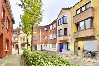 Ontdek dit prachtig gerenoveerde appartement in het hart van Eeklo, op een boogscheut van de markt. We verwelkomen u op de tweede verdieping van...