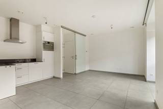 Ontdek dit prachtige nieuwbouwappartement met 1 slaapkamer, ideaal gelegen in het historische centrum. Het appartement biedt een lichtrijke leefruimte met een stijlvolle open keuken, volledig uitgerust met alle hedendaagse comfort.<br />De badkamer beschikt over een inloopdouche en een lavabomeubel. <br /><br />Er is bovendien mogelijkheid tot het huren van een autostaanplaats onder het gebouw (€160/maand).<br />Algemene kosten: €150/maand.<br /><br />Beschikbaar per 1 AUGUSTUS 2026<br /><br />Interesse? Stel u kandidaat via de volgende link: https://mijnhuurprofiel.be/property/5d46ab49-398e-457f-978d-e5d3ebe8d560/login?subdomain=fidimco<br />Of mail eline@fidimco.be