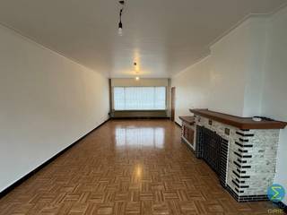 Centraal gelegen vrijstaande woning met 3 slaapkamers, garage en diepe tuin.Indeling: inkomhal, lichtrijke woonkamer, keuken voorzien van kookvuur,...