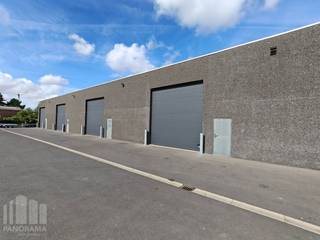 <strong>Instapklare KMO-unit</strong> van <strong>300 m² met twee parkeerplaatsen </strong>te huur gelegen op een <strong>toplocatie op IZ Blauwe Toren</strong> langs de Blankenbergsesteenweg in Brugge, met vlotte verbinding naar de N31 en snelle toegang tot de E40 en E403.<br /><br />De unit, met een vrije hoogte van 5,20 m, is opgebouwd uit silex betonpanelen en is voorzien van een automatische sectionale poort (4,5 H x 4,5 B) met een aparte toegangsdeur. Verder is de loods voorzien van een lichtstraat, verlichting, en elektriciteit (3x400V). Mogelijkheid tot aansluiting op regenwater en afvoer. De volledige site staat onder cameratoezicht en kan worden afgesloten.<br /><br />Parkeergelegenheid is voorzien bij de unit.<br />Onmiddellijk beschikbaar.<br /><br />Contacteer <strong>PANORAMA B2B</strong> voor bijkomende inlichtingen, plannen of een vrijblijvend plaatsbezoek <strong>0479 70 70 73</strong>.