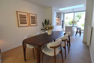 Karaktervolle stadswoning op toplocatie in de Pius X-wijk te Kortrijk<br />Op zoek naar een instapklare woning waar charme, ruimte en kwaliteit hand in hand gaan? Dan zal deze prachtig gerenoveerde stadswoning in de Antoon Van Dycklaan 1A te Kortrijk u ongetwijfeld weten te bekoren!<br />De authentieke gevel springt onmiddellijk in het oog en verraadt het unieke karakter van deze woning. Achter deze stijlvolle voorgevel schuilt een woning die volledig tot in de puntjes werd gerenoveerd met oog voor detail en afgewerkt met hoogwaardige materialen. Hier geniet u van hedendaags wooncomfort zonder in te boeten aan charme.<br />Bij het binnenkomen wordt u verwelkomd in een aangename inkomhal met gastentoilet. De woning beschikt over een ruime en bijzonder lichtrijke leefruimte die naadloos overgaat in de open, volledig uitgeruste keuken voorzien van alle nodige toestellen. Daarnaast is er een praktische kelder aanwezig.<br />Op de verdieping bevindt zich een ruime badkamer uitgerust met zowel een bad als een douche met daarnaast een tweede toilet. Verder telt de woning 3 volwaardige slaapkamers, aangevuld met een veelzijdige extra ruimte die perfect kan dienen als 4de slaapkamer, speelkamer, hobbyruimte of zolderkamer.<br />Buiten geniet u van een gezellige aangelegde stadstuin.<br />Als extra troef werd de woning voorzien van zonnepanelen.<br />De ligging is zonder twijfel een absolute meerwaarde. Gelegen in de geliefde Pius X-wijk bevindt u zich op wandelafstand van De Leie, het bruisende centrum van Kortrijk, scholen, winkels, bakkers en tal van andere voorzieningen.<br />Een unieke combinatie van karakter, ruimte, afwerking en ligging. Kom deze parel zelf ontdekken en laat u verrassen door alles wat deze woning te bieden heeft!<br />Extra troef: Er is de mogelijkheid om een garagebox aan te kopen gelegen op slechts 350 meter wandelafstand van de woning. Bovendien bevindt zich op amper 100 meter een fietsenstalling van Stad Kortrijk.<br />https://www.stabielrenovaties.be<br />
