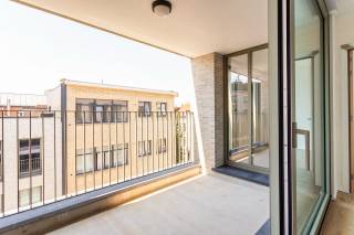 Bent u opzoek naar een prachtig nieuwbouw appartement in een gezellige buurt?<br /><br />Dan is een woning in het Poort Op ‘t Zuid zeker iets voor u!<br /><br />De omgeving van de Balansstraat en de Brederodestraat op de brderodewijk, is het perfecte decor voor zowel jong als oud. Omringd door tal van hippe terrasjes, leuke restaurants en winkels maken van deze ligging een toplocatie.<br /><br />Bij het betreden van dit leuk appartement komt u binnen in een ruime inkomhal die voorzien is van een gastentoilet en een berging.<br /><br />De leefruimte met moderne ingerichte openkeuken beschikt over enorm veel lichtinval dankzij de grote raampartijen en het overdekte terras.<br /><br />Het appartement is uitgerust met 1 ruime slaapkamer die een ensuite badkamer heeft met een wastafel en ligbad. Verder geeft de slaapkamer ook nog toegang tot het overdekte terras.<br /><br />- Huurprijs: €995,00/maand<br />- Kosten: €120,00/maand (incl verwarming)<br />- Beschikbaarheid: 01/10/2026<br /><br />Laat deze unieke buitenkans u niet voorbijgaan en contacteer LISTED voor een persoonlijke rondleiding: +32 3 283 51 51.