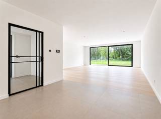 <p><span>LAATSTE WONING TE KOOP!</span></p><p><span>Grijp uw laatste kans om eigenaar te worden van deze exclusieve halfopen nieuwbouwwoning, waar luxe, comfort en energiezuinig wonen perfect samenkomen. </span></p><p><span>Deze stijlvolle woning werd afgewerkt met oog voor kwaliteit en detail en biedt alles wat u nodig heeft voor een zorgeloze toekomst.</span></p><p><span>Binnenin geniet u van een uitzonderlijk gevoel van ruimte dankzij de lichtrijke leefruimte met grote raampartijen, die naadloos aansluiten op de zonnige, zuidwest georiënteerde tuin. De volledig uitgeruste keuken met hoogwaardige toestellen van Miele vormt het hart van de woning en is de ideale plek om gezellig samen te koken en te genieten.</span></p><p><span>De woning beschikt over 4 volwaardige slaapkamers, 2 moderne badkamers en een doordachte indeling die perfect aansluit bij de wensen van een hedendaags gezin. Overal werd gekozen voor duurzame en kwalitatieve materialen, met warme parketvloeren in de leefruimte en slaapkamers en stijlvolle keramische tegels in de keuken en badkamers.</span></p><p><span>Ook op technisch vlak blinkt deze woning uit. Dankzij Niko Home-domotica bedient u eenvoudig verlichting en andere functies, terwijl een warmtepomp, zonnepanelen en een uitstekende isolatie zorgen voor een E-peil lager dan 20. Zo geniet u niet alleen van maximaal wooncomfort, maar ook van bijzonder lage energiekosten en een toekomstgerichte investering.</span></p><p><span>Bent u op zoek naar een instapklare nieuwbouwwoning waar kwaliteit, ruimte en duurzaamheid centraal staan? Dan is dit uw allerlaatste kans om deel uit te maken van dit exclusieve woonproject. Neem vandaag nog contact met ons op voor meer informatie of een bezoek ter plaatse.</span></p><p><span> </span></p><p><span> </span></p><p><span> </span></p>
